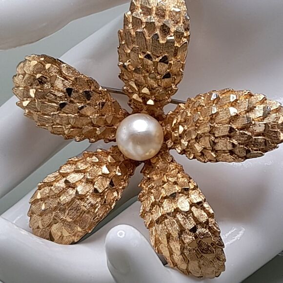 Vintage BSK Flower Brooch, Pin Gold Tone 2.5", Faux Pearl - Picture 5 of 10